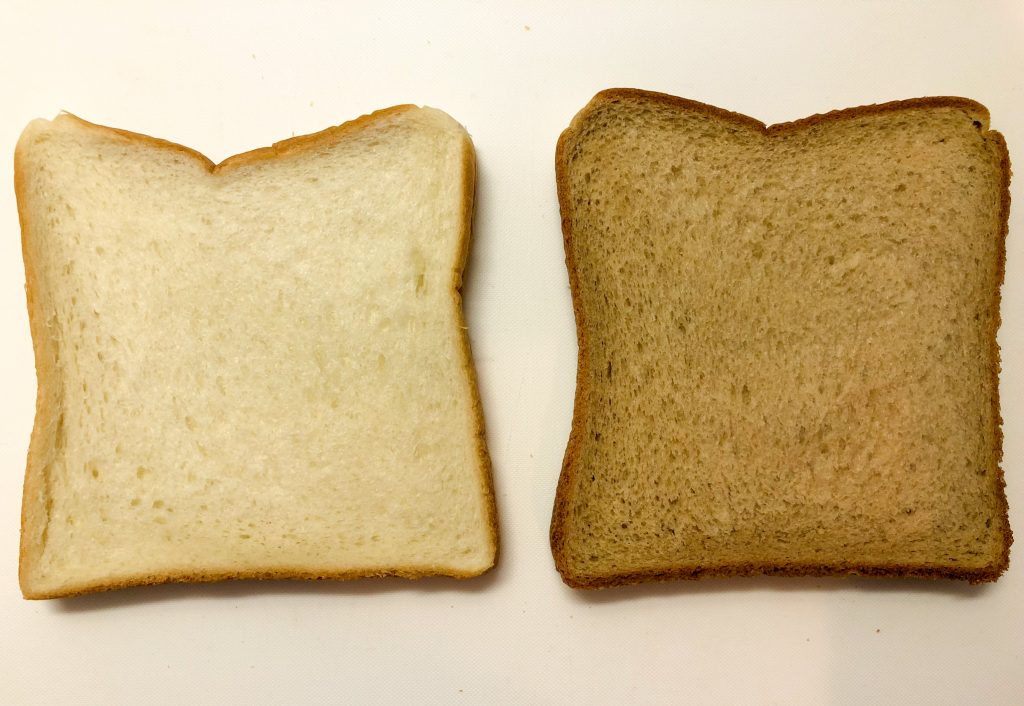 食パンとローソンブラン入り食パンの比較
