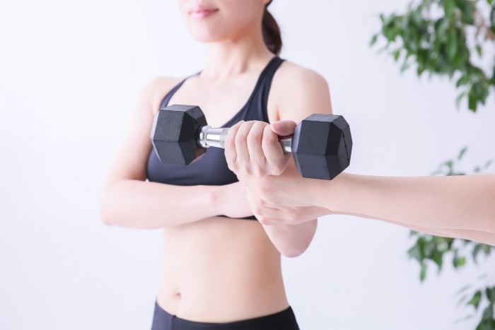 女性にはダンベルでの筋トレがおすすめ 自宅でも出来る二の腕痩せの方法もご紹介 横浜のパーソナルトレーニングジム 5reps